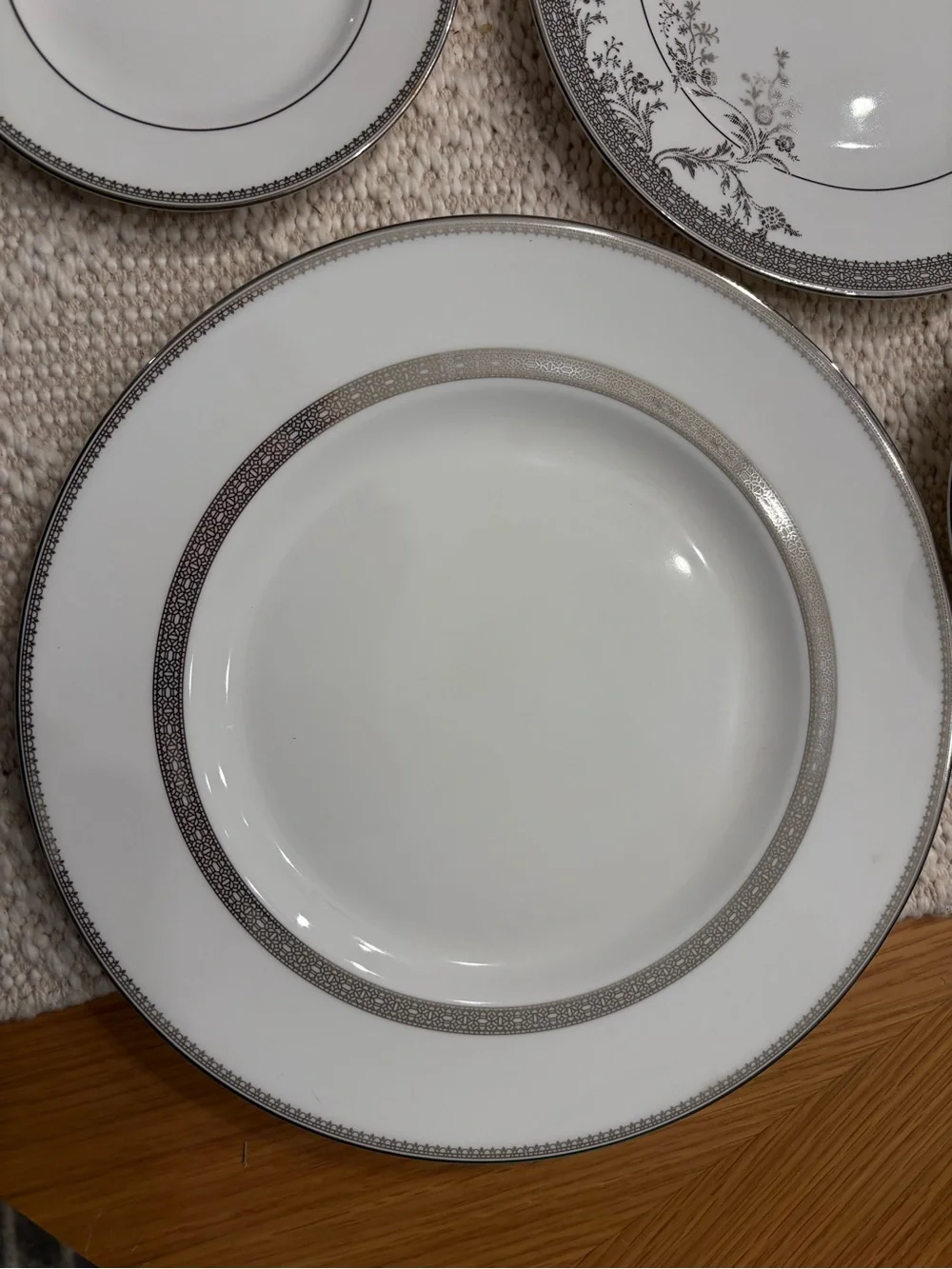 Vera Wang Wedgwood Bone China White Platinum Silver Lace Dinnerware 5 piece set